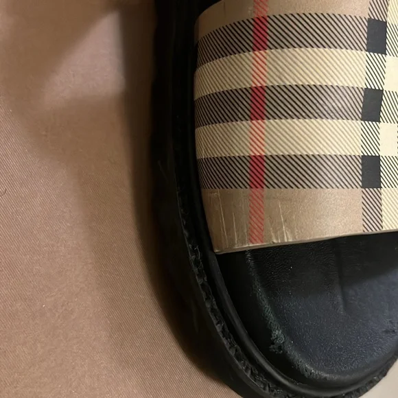 AUTHENTIC KIDS BURBERRY SHOES SIZE 35 EUROPE/ 4 BIG KID - Picture 9 of 9